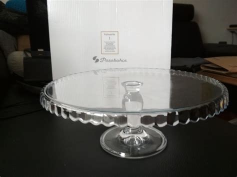 Rôzne druhy sklenených podnosov na tortu