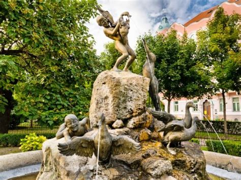 Kačacia fontána s tromi chlapcami a štyrmi kačicami