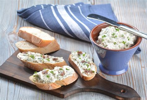 Syrová nátierka s cesnakom na bagete