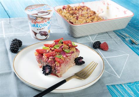 Ilustračná fotka tvarohového cheesecake s ovocím a ovsenými vločkami