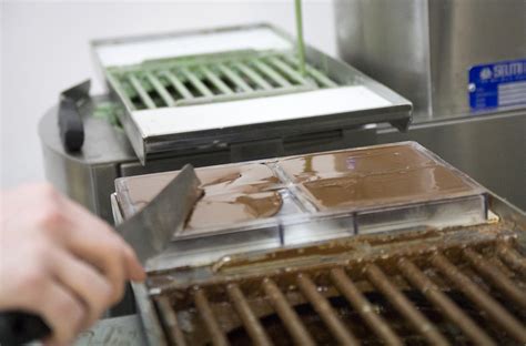 Proces prípravy ganache: rozpúšťanie čokolády v horúcej smotane