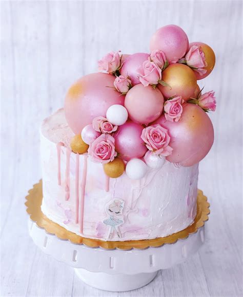 Ilustrácia torty potiahnutej fondánom