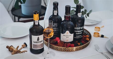 Fľaše portského vína a pohár