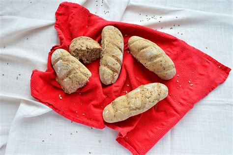 Ilustrácia porovnania celozrnnej a pšeničnej bagety