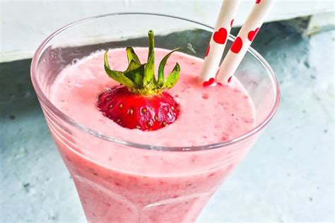 Smoothie z malín, jahôd a kokosového mlieka