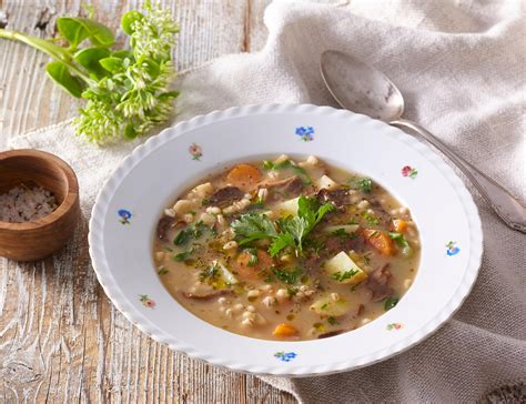 Zemiaková polievka s hubami v hrnci