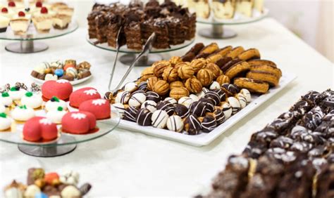 Candy bar plný farebných sladkostí