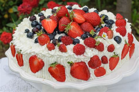 Torta s tvarohovou plnkou a ovocím