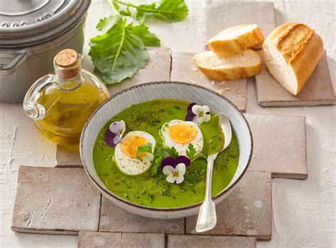 Misa s kalerábovou polievkou a vajíčkom