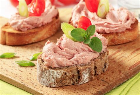 Servírovaná salámová nátierka na pečive