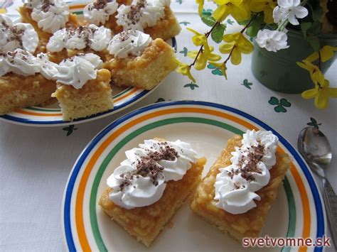 Koláč ozdobený šľahačkou