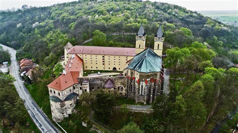 Kláštor v Hronskom Beňadiku, ktorý je dôležitou pamiatkou v regióne