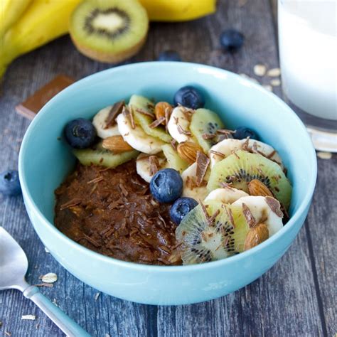 Ilustrácia ovsenej kaše s ovocím a orechmi