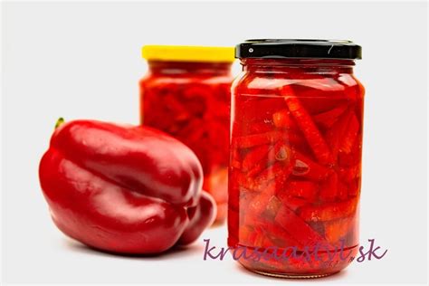 Fotografia hotových pohárov s nakladanou paprikou