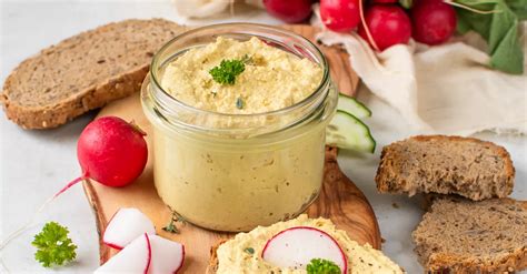 Farebná nátierka z tofu s bylinkami