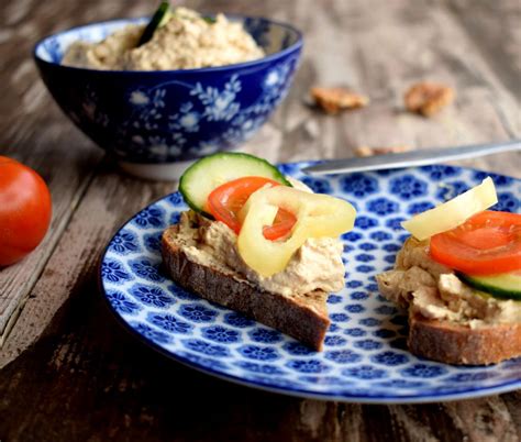 Servírovaná nátierka z tofu na chlebe so zeleninou