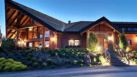 Vstup do reštaurácie Slovenský dvor s prírodnými dekoráciami