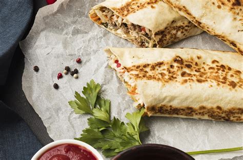 Vizualizácia prípravy tortilly so syrom vo vajíčku na panvici.