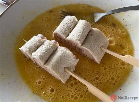 Hotová tortila so syrom vo vajíčku pripravená na konzumáciu.