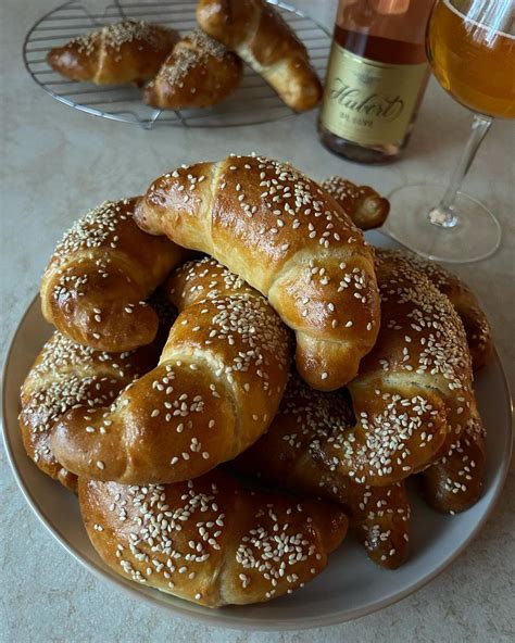 Zapekané rožky s cesnakovým maslom a syrom