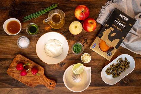 Čerstvé jablko a ingrediencie na nátierku