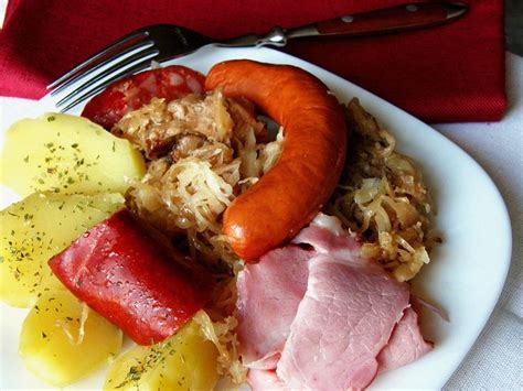 Tradičné alsaské jedlo Choucroute