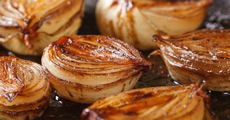 Karamelizovaná cibuľka a syr ako náplň do párty chleba