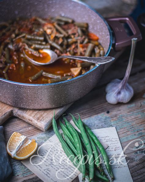 Krásne zelené fazuľové lusky a čerstvý kôpor