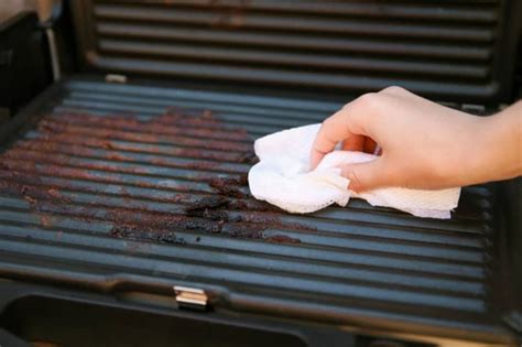 Čistenie roštu elektrického grilu