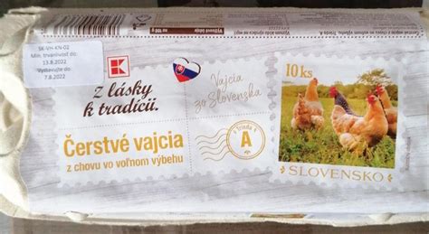 Ilustrácia šťastného kurčaťa vo voľnom výbehu
