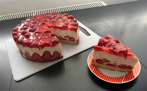 Vrstvená jahodovo tvarohová torta