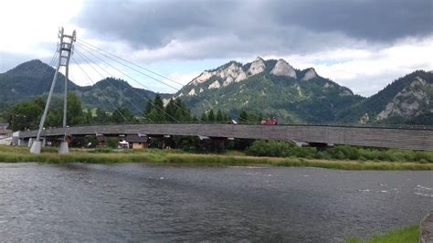 Interiér reštaurácie Tri Koruny s drevenými prvkami