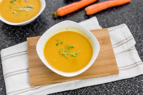 Hotová mrkvová polievka s pomarančom