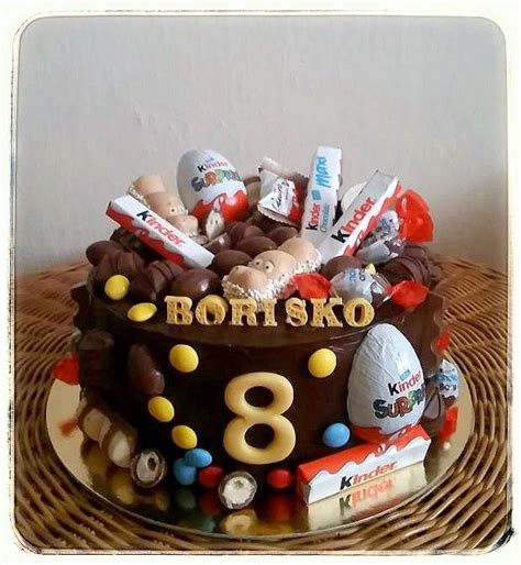 Detská torta ozdobená Kinder čokoládkami a lentilkami