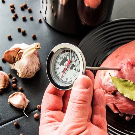 Kuchynský teplomer ukazujúci 75°C v kuracom stehne