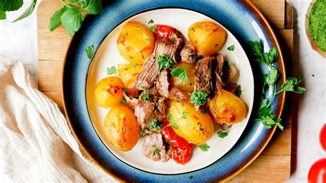 Ilustrácia srbského rebierka s paprikou a paradajkami