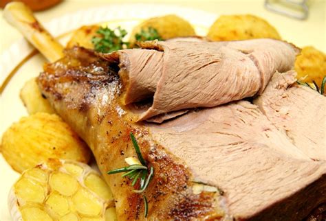 Jahňacie stehno s omáčkou a zemiakmi