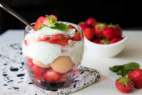 Zdravé jahodové fit poháre s tvarohom