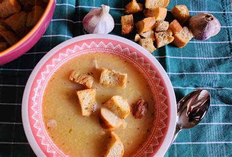 Ilustrácia pripravenej cesnakovej polievky s krutónmi