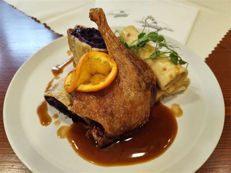 Fotografia hotovej husacej pečene s lokšami