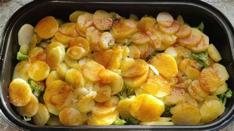 Suroviny na zapekanú brokolicu so zemiakmi a syrom Niva