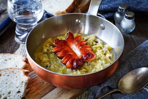 Servírovaný kelový prívarok s opečeným špekáčikom a chlebom