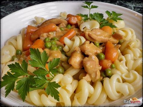 Ingrediencie na cestoviny s kuracím mäsom