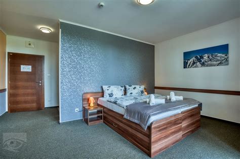 Interiér moderne zariadenej hotelovej izby