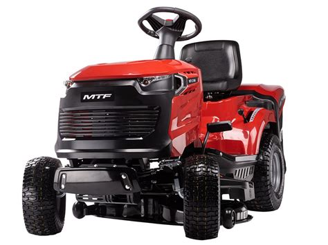 Traktor Mountfield s pripojeným sadzačom zemiakov