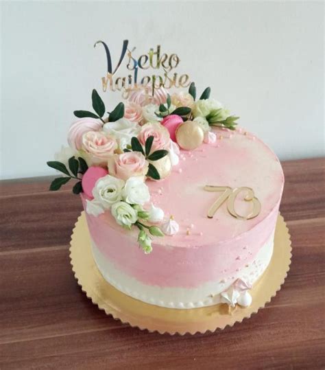 Ukážka torty zdobenej živými kvetmi