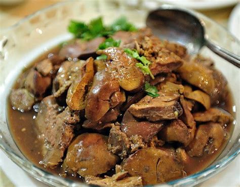 Servírovaná restovaná kačacia pečeň s prílohou