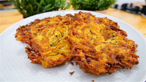 Infografika porovnávajúca vyprážané zemiakové placky a haruľu pečenú na plechu