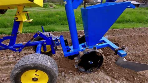 Schematické znázornenie fungovania sadzača zemiakov