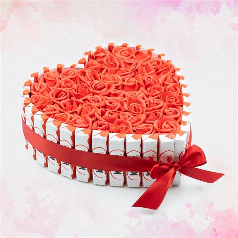 Srdiečková torta ozdobená ružami